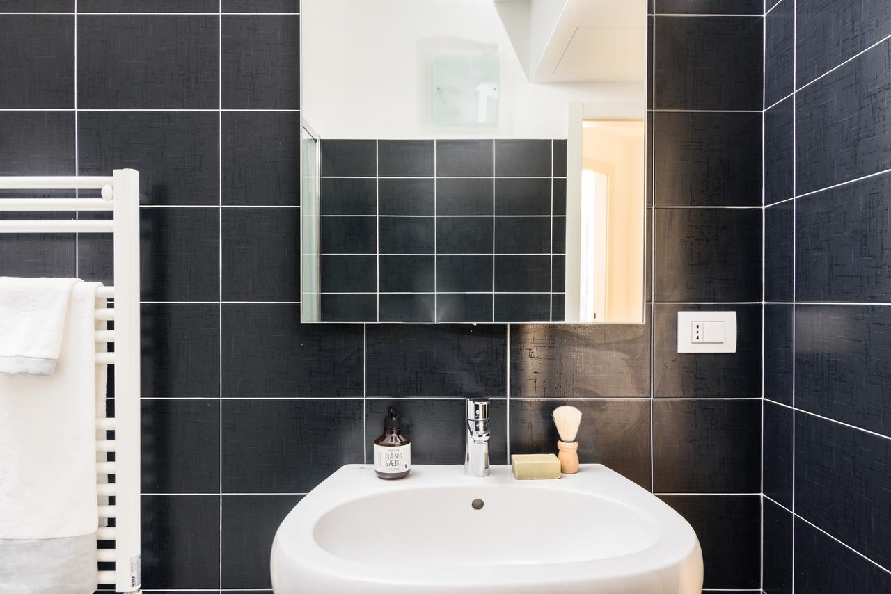 Appartamento Joivy Sunny 1-Bed Flat With Balcony Milano Esterno foto