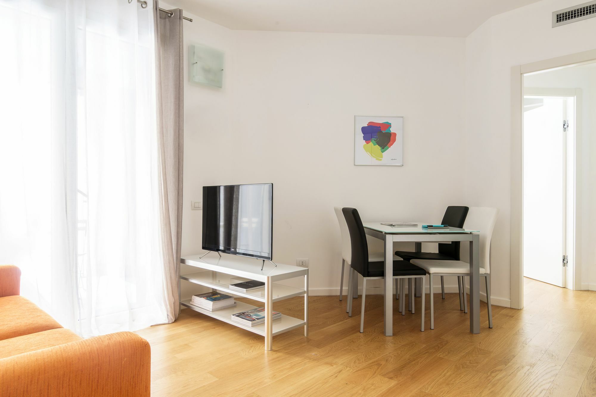 Appartamento Joivy Sunny 1-Bed Flat With Balcony Milano Esterno foto